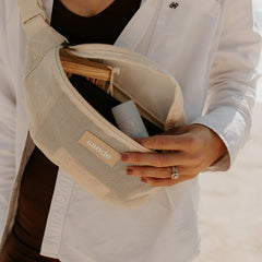 SANDE™ ESSENTIALS CROSSBODY BAG - SAND