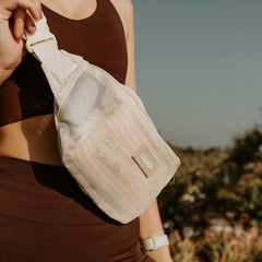 SANDE™ ESSENTIALS CROSSBODY BAG - SAND